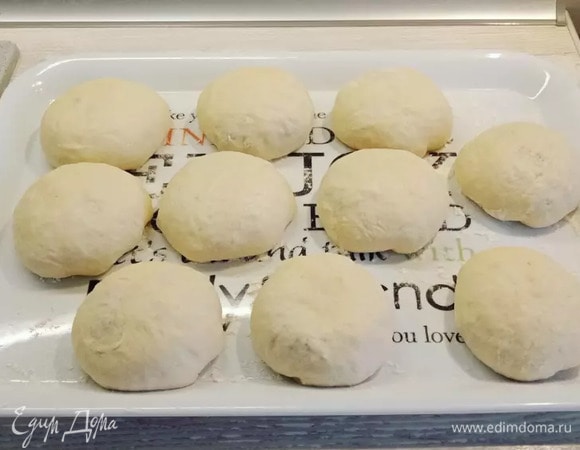 Формируем шарик, слегка придавливаем.