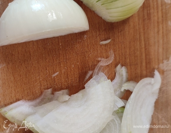 Лук нарезать полукольцами.