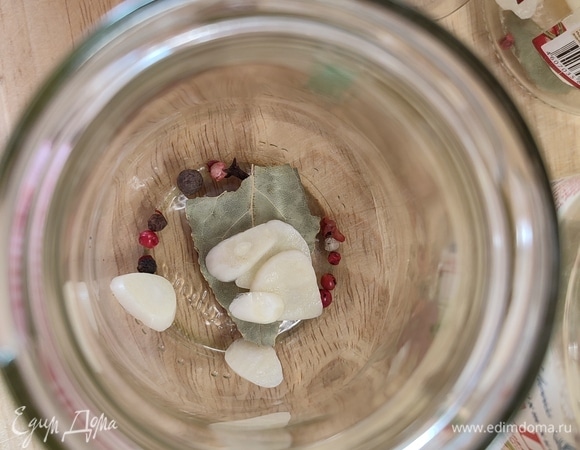 Банки простерилизовать, положить в них специи и чеснок.