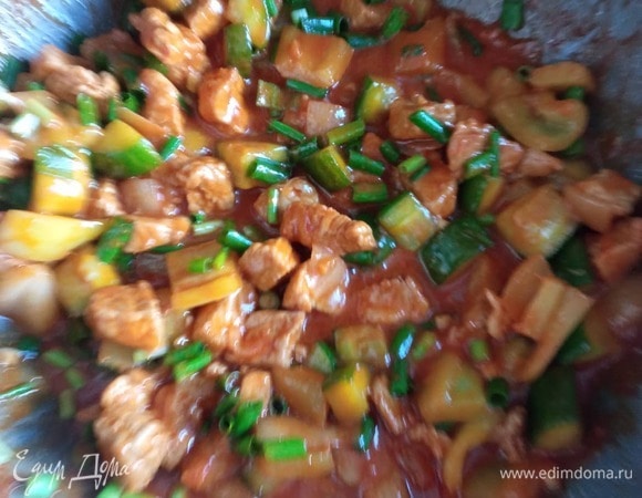 Добавляем болгарский перец. Обжариваем минуты 2–3, добавляем огурец и соус-заправку. Огурцы дадут немного жидкости, поэтому получится что-то вроде тушения. Постоянно помешивая, готовим минут 7–8.<br />
Добавляем чеснок и нарезанный зеленый лук. При необходимости солим. Доводим до готовности мясо. У меня на это ушло минуты три.<br />
Вкусная и ароматная свинина по-корейски готова. Подаем с рисом. Можно посыпать сверху кунжутом. Я, чесно говоря, забыла, вспомнила, только когда сели за стол, поэтому на фото кунжута нет. Если есть корейские закуски панчаны, то это настоящий праздник живота. Приятного аппетита!