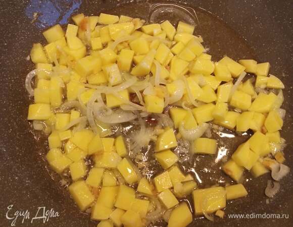 Все продукты (овощи и тофу) нарежьте примерно одинаковыми кубиками — тофу можно чуть крупнее. Лук нарежьте полукольцами. Чеснок и имбирь мелко нашинкуйте. В разогретом с растительным маслом воке обжарьте лук две минуты, добавьте имбирь и чеснок, а через минуту — картофель. Обжаривайте все 5 минут, постоянно помешивая.