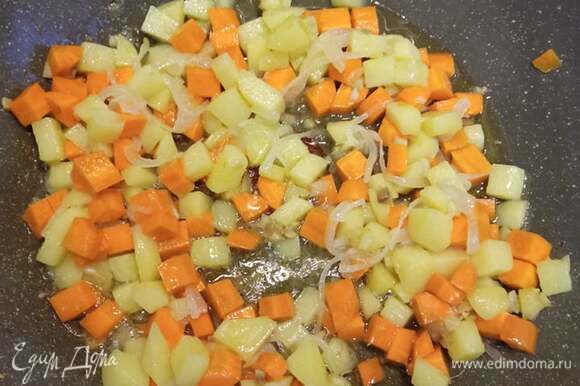 Добавьте морковь, жарьте еще 4 минуты.