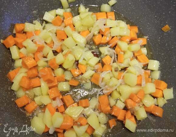 Добавьте морковь, жарьте еще 4 минуты.