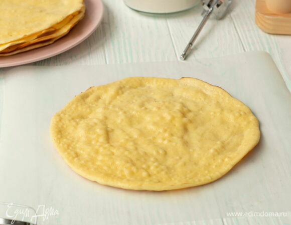 Выпекайте коржи 8–12 минут. Затем снимите их с помощью лопатки. Перед выпеканием следующей партии счистите с пергамента оставшиеся после первой выпечки крошки или используйте новый лист. Из указанных ингредиентов должно получиться 8–10 коржей. Остудите коржи на решетке. 