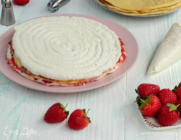 Собираем торт: капните на подложку или плоскую тарелку немного крема, положите первый корж, смажьте его кремом (для удобства можно использовать кондитерский мешок), добавьте немного клубничного джема и ягод свежей клубники, нарезанной тонкими пластинками.<br />
Продолжайте собирать торт, пока не закончатся ингредиенты. Уберите торт на несколько часов в холодильник. 