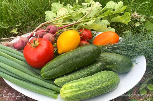 Подготовьте ингредиенты для окрошки: тщательно помойте овощи, ополосните и обсушите зелень.