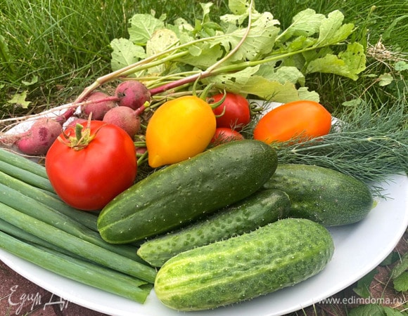 Подготовьте ингредиенты для окрошки: тщательно помойте овощи, ополосните и обсушите зелень.