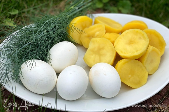 Отварите яйца и очищенный заранее картофель, остудите.