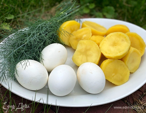 Отварите яйца и очищенный заранее картофель, остудите. 