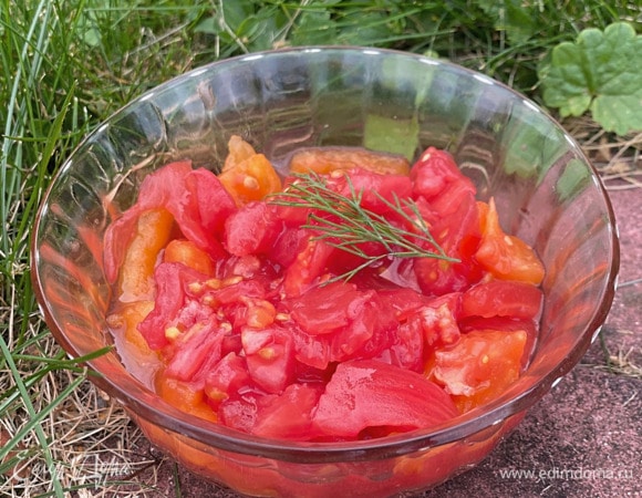 Натрите на крупной терке огурцы и редис. Картофель, яйца и колбасу нарежьте мелким кубиком. Помидоры очистите и нарежьте произвольно. Домашние спелые помидоры можно легко очистить от кожицы, поддев шкурку ножом. На покупных помидорах сделайте крестообразный надрез и поместите в кипяток на 30 секунд, затем снимите шкурку.  