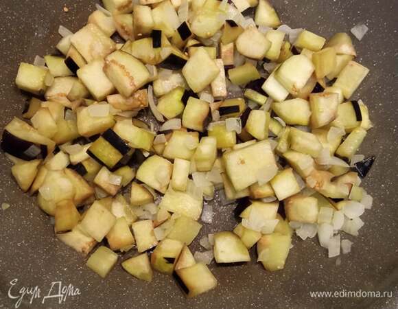 Отвариваем пасту согласно инструкции на упаковке. Макаронные изделия можно брать любые. На мой взгляд, спагетти не очень подойдут, лучше брать перья, спиральки, рожки или что-то подобное. Но можно взять и спагетти. Пока паста варится, готовим соус. Лук мелко шинкуем и обжариваем на оливковом масле 1–2 минуты. Баклажан режем на некрупные кубики. У меня был один маленький баклажан, если у вас большой, возьмите половину. Должен получиться стакан кубиков. Добавляем баклажан в сковороду к луку. Обжариваем минут 5.