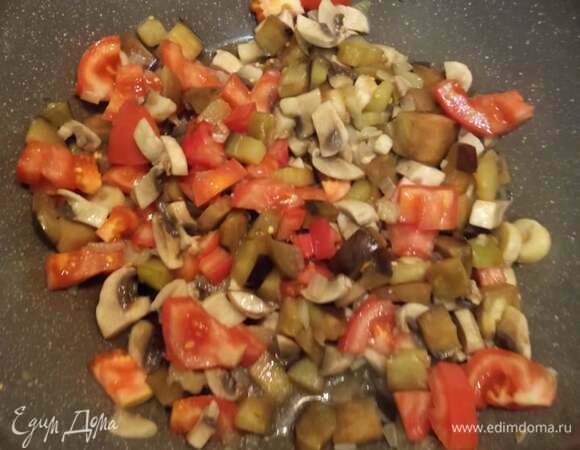 Таким же кубиком режем помидоры. Добавляем в сковороду к баклажанам с грибами. Дальше тушим до желаемой мягкости баклажанов. Я люблю, когда они еще не разварились в кашу.