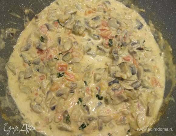 Добавляем столовую ложку муки, все перемешиваем и вливаем сливки. Солим и перчим по вкусу. Я использовала белый перец, мне он нравится больше с овощами и сливками, но можно взять и черный. Добавляем мелко нарезанный базилик. Если нет свежего, можно взять сушеный, но добавить его сразу после помидоров. Я еще люблю добавлять в сливочные соусы немного куркумы, но это на ваш вкус. Немного загустить соус. Слить воду с пасты, промыть холодной водой и добавить в сковороду с соусом. Все тщательно перемешать и прогреть 1–2 минуты. Вкусный и легкий ужин готов! Подавать, посыпав свежим базиликом. Приятного аппетита!