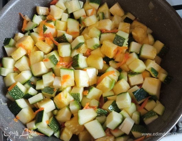 Сначала отвариваем яйца вкрутую. Остужаем под проточной холодной водой. Лук мелко шинкуем, морковь трем на крупной терке. В сковороде с разогретым растительным маслом обжариваем лук 1–2 минуты, добавляем морковь и обжариваем 5 минут. Кабачки режем некрупным кубиком. Добавляем в сковороду с морковью и луком. Добавляем итальянские травы. Обжариваем минут 5–7.