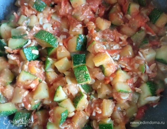 Яйца натираем на крупной терке или рубим. Добавляем в кабачки.