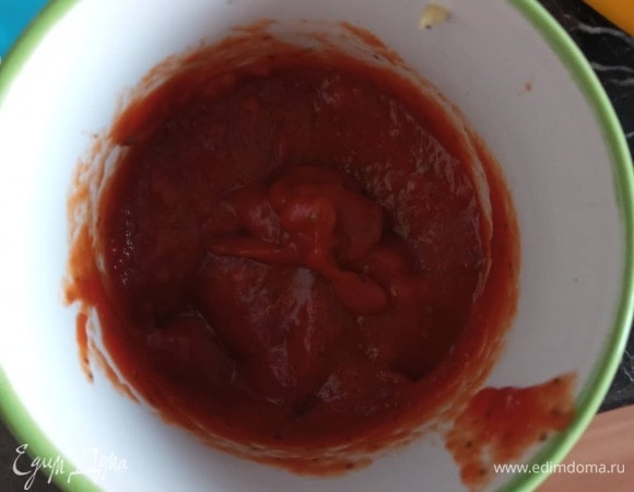 Готовим соус. Смешиваем томатную пасту, уксус и сахар. Я дала приблизительные пропорции. Пробуйте и регулируйте на свой вкус. Все зависит от уксуса и томатной пасты. Добавляем соус в сковороду, солим и перчим по вкусу и прогреваем пару минут.