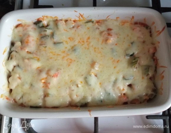 Перекладываем в форму для запекания, накрываем фольгой и ставим в разогретую до 180°C духовку минут на 40. Вынимаем, посыпаем натертым на крупной терке сыром и отправляем в духовку еще минут на 15–20. Кабачки готовы! Приятного аппетита!
