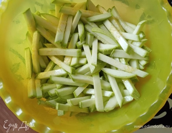 Кабачки помыть и нарезать соломкой. Переложить в миску и посолить (1,5–2 чайные ложки). Тщательно перемешать и оставить минут на 30, чтобы выделился сок.