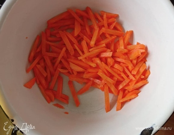 Морковь тоже нарезать соломкой. Перекладываем в другую миску и добавляем пару щепоток соли. Перемешиваем и оставляем.