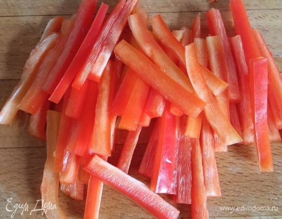 Болгарский перец тоже режем соломкой.