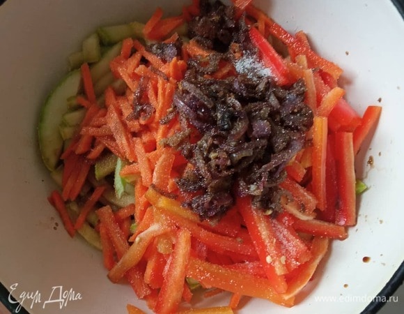 Кабачки уже выделили жидкость. Аккуратно отжимаем их руками, стараясь не повредить. Перекладываем в миску. Воду сливаем. Так же поступаем с морковью. Добавляем ее к кабачку. Туда же отправляем болгарский перец. Добавляем зажарку, уксус, сахар и соевый соус. Все аккуратно перемешиваем. Лучше делать это руками. Готовый салат переложить в контейнер и поставить в холодильник минимум на 2 часа, а лучше на ночь. Подавать, посыпав зеленым луком, кинзой и/или обжаренными семенами кунжута. Подавать в качестве закуски или салата. Приятного аппетита!