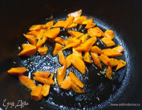 Морковь обжарьте с зирой на растительном масле до полуготовности.