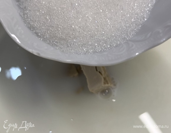 Молоко смешать с водой, подогреть и растворить дрожжи, добавить соль, сахар и 5–6 ст. л. муки (из общей массы). Дать постоять 30 минут до появления пены.