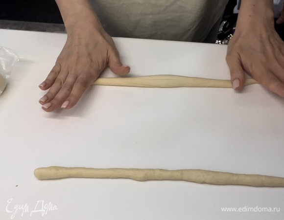 Раскатать в тонкие длинные жгуты, скрутить по 2 жгута и концы скрепить.