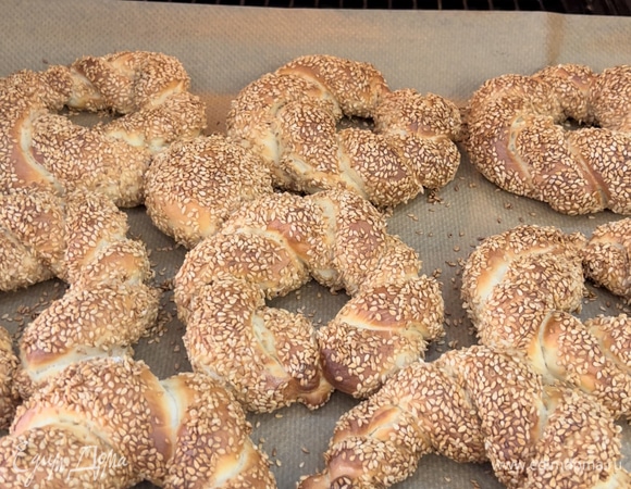 Выпекать до золотистого цвета при 220–230°C. Наслаждаемся вкусными хрустящими булочками.