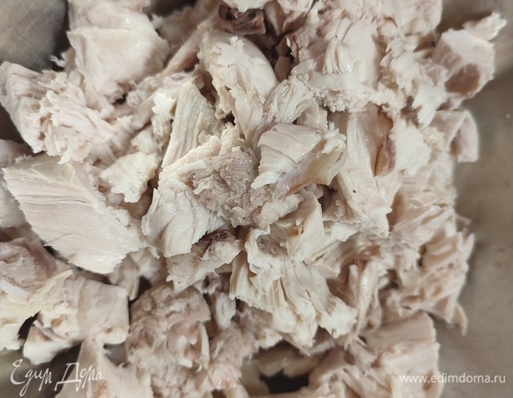 Куриную грудку отварить с одной луковицей, одной морковкой, лавровым листом и перцем горошком. Остудить готовое мясо и разрезать на кусочки.
