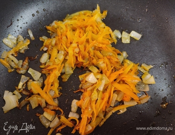 Лук мелко нарезать, морковь натереть на крупной терке. Обжарить овощи до золотистого цвета.