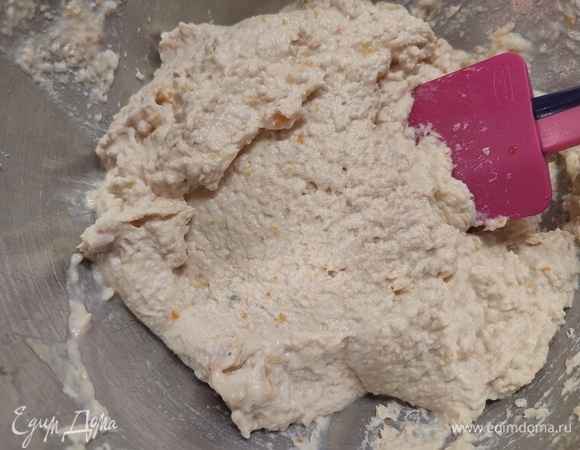 Добавить обжаренные лук и морковь к куриному мясу. Пробить все блендером до состояния паштета. Добавить сливки, посолить и поперчить по вкусу.