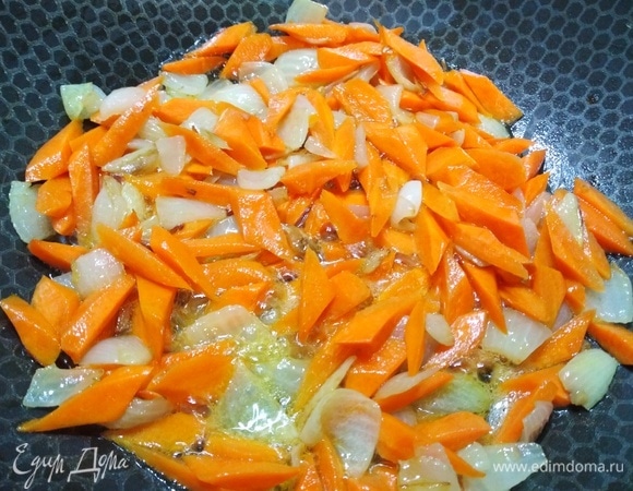 Лук слегка обжарить в течение 5 минут. Добавить морковь. Жарить на умеренном огне 10 минут.