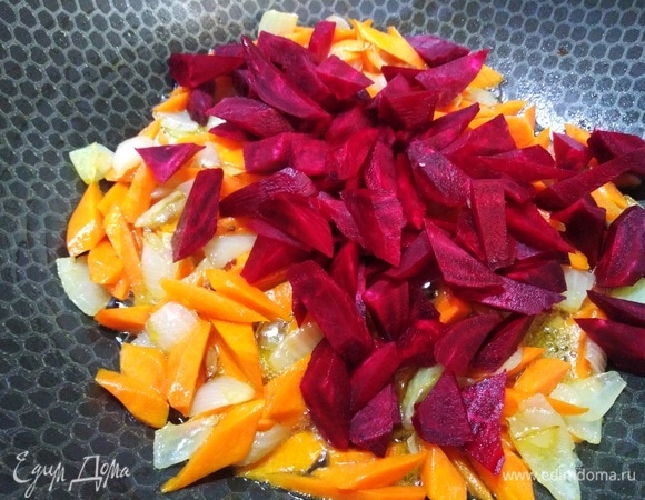 Следом всыпать свеклу, накрыть крышкой, готовить 5 минут.