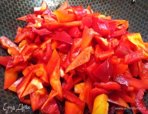 Всыпать перец, готовить под крышкой 5 минут.