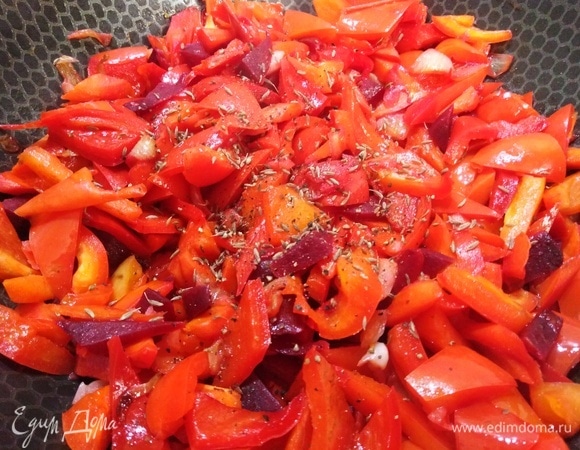 Посыпать перцем и зирой. Готовить еще 10 минут.