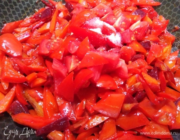 Добавить нарезанные помидоры и сахар. Готовить под крышкой 10 минут.