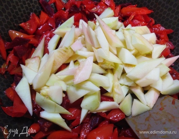 Влить соевый соус, добавить нарезанные кабачки. Под крышкой тушить 10 минут.