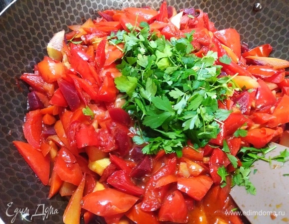 Выключить рагу, посыпать зеленью.