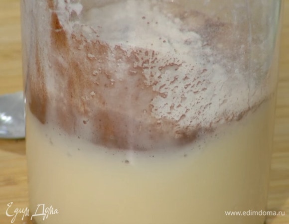 Сахарную пудру с яйцом взбить блендером с насадкой-венчиком в пышную массу, добавить ванильный экстракт, предварительно размягченное сливочное масло, 1 ч. ложку какао, 1 ч. ложку муки, соль и взбить все в однородную массу, затем влить молоко, всыпать оставшееся какао и еще раз взбить.