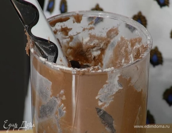 Всыпать разрыхлитель и, вымешивая тесто лопаткой, добавлять небольшими порциями оставшуюся муку и шоколад.