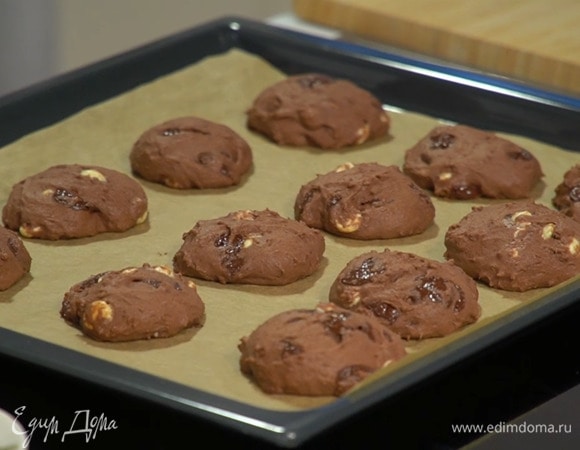 Выпекать печенье в разогретой духовке 12–15 минут.