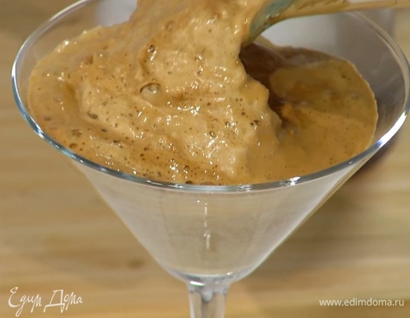 Приготовить граниту: кофе перемешать с сахаром и 2 ст. ложками горячей воды, поместить в блендер, добавить лед и все взбить, затем разлить в прозрачные бокалы.