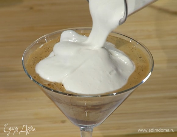 Сливки взбить блендером с насадкой-венчиком в пышную, воздушную массу, выложить на граниту и сразу подать ее к печенью.