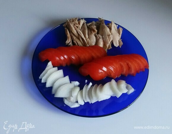 Для начала нужно подготовить ингредиенты. У меня был кусочек отварной куриной грудки. Куриную грудку нужно нарезать пластинами. Помидор сначала разрезать пополам, затем нарезать тонкими дольками. Репчатый лук разрезать на четыре части и затем нарезать треугольниками.