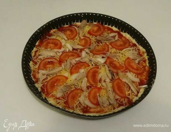 Смазать противень растительным маслом, чуть посыпать блинной мукой и раскатать тесто. Затем смазать тесто протертыми помидорами, посыпать сушеным молотым чесноком. Затем посыпать поверхность теста тертым сыром (я терла сыр на мелкой терке). Поверх слоя тертого сыра выложить нарезанные овощи и куриное мясо.