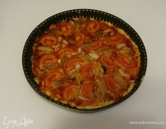 Разогреть духовку до 200°C и поставить в нее противень с пиццей на 17 минут (время выпечки зависит от вашей духовки). Приятного аппетита!