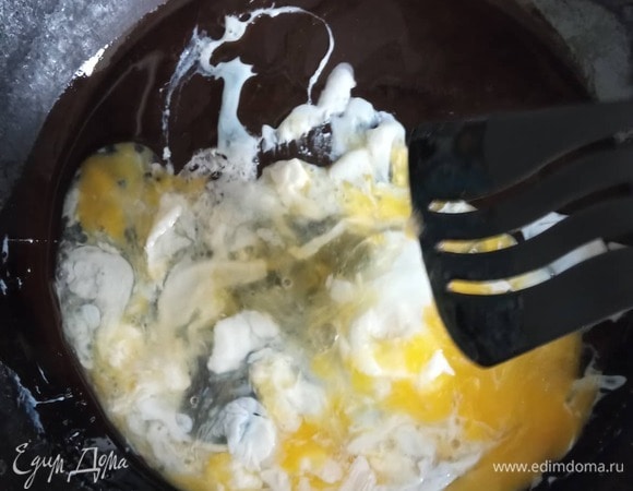 Яйца слегка взбиваем. В глубокой сковороде, желательно воке, разогреваем столовую ложку растительного масла, вливаем яйца и жарим одну минуту, постоянно помешивая. Яйца не должны сильно затвердеть, только слегка схватиться. Перекладываем на тарелку.
