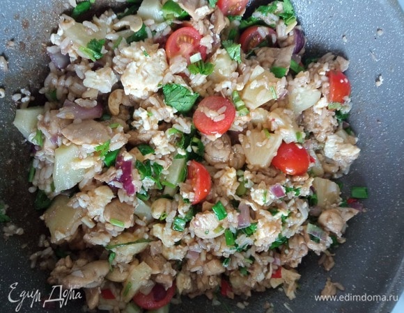 Добавляем ананас, перемешиваем, жарим минуту. Добавляем помидоры. Возвращаем яйцо. Разбиваем его на кусочки и все перемешиваем. Помешивая, жарим минуту и добавляем зелень. Все перемешиваем, и наш вкуснейший тайский рис с курицей и ананасами готов. Приятного аппетита!