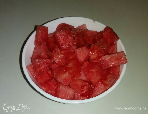 Мякоть охлажденного арбуза отделите от корки и избавьте от семечек. Мелко нарежьте ягоду.